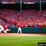 세인트루이스 카디널스 팀 소개 - A dynamic scene inside Busch Stadium during a St. Louis Cardinals game, showcasing a packed crowd of...